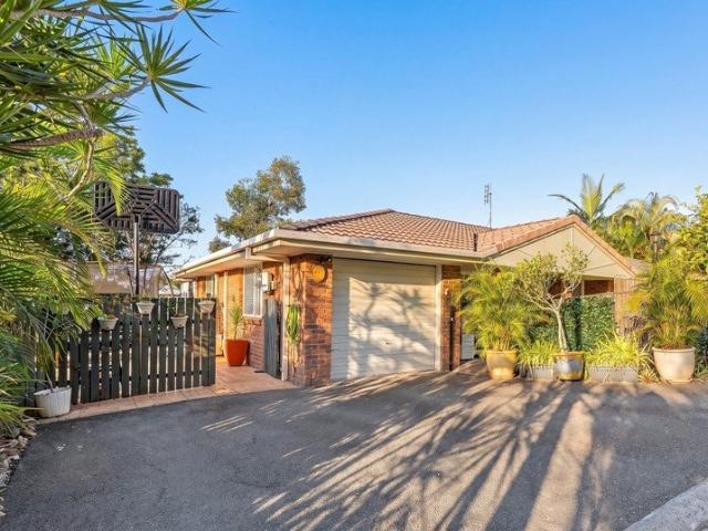 Beachside Living on 471m² block Just 1.2km to Burleigh Beach !