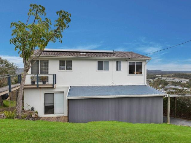 Ultimate Coastal Comfort and Space at Forresters Beach