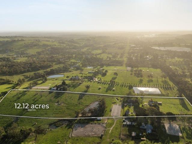 ULTIMATE EQUESTRIAN LIFESTYLE ON 12 ACRES approx