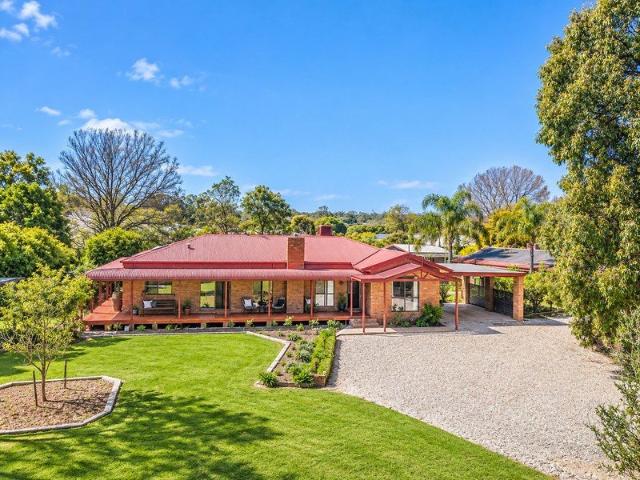 ULTIMATE FAMILY RECREATION PROPERTY: INDOOR POOL, TENNIS COURT, LAGOON & MORE!