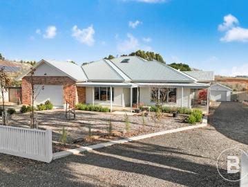ULTIMATE FOUR BEDROOM LIEFSTYLE PROPERTY IN IDYLLIC SETTING