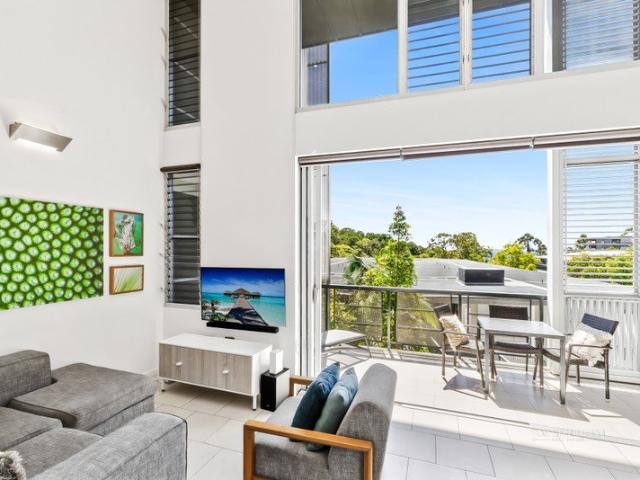 Ultimate Getaway: Sea Views and 5 Minute Walk to Noosa Main Beach