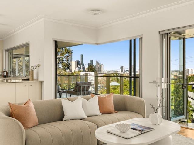 Ultimate lifestyle apartment ideal entertainer with magnificent CBD views