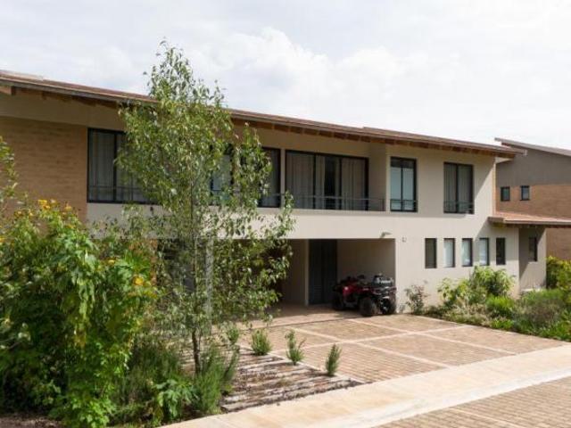 ÚLTIMA CASA DISPONIBLE EN FRACCIONAMIENTO DE LUJO VALLE DE BRAVO