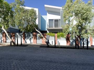ULTRA CHIC TOWNHOUSE WITH A SHOW STOPPING ELEGANT DESIGN