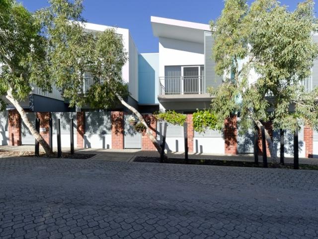 ULTRA CHIC TOWNHOUSE WITH A SHOW STOPPING ELEGANT DESIGN