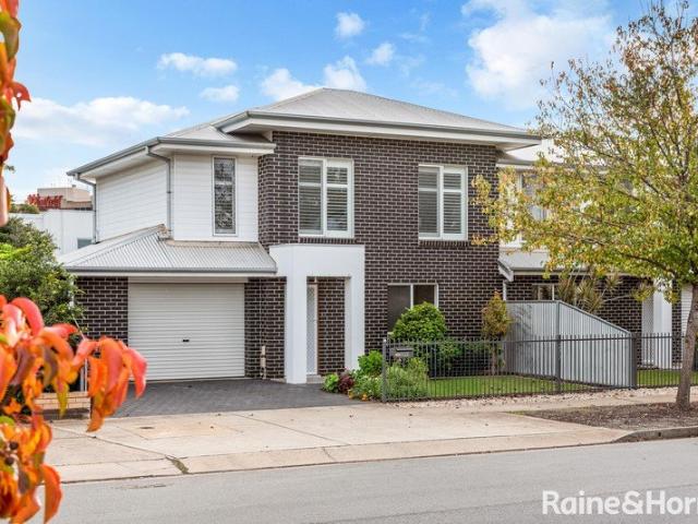 Ultra Convenient Modern Townhouse Just 1 Minute Walk to Westfield Marion, Gym & Everyday Essentials