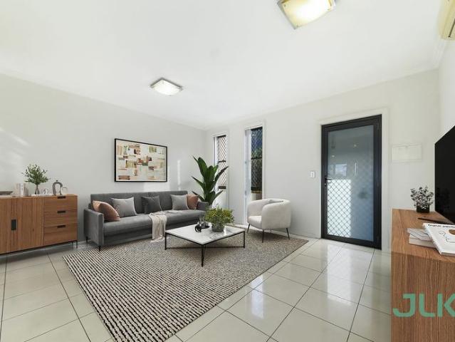 Ultra Convenient Modern Living – 3 Bed with Lock Up Garage Townhouse in Toongabbie Just Walk to Station!