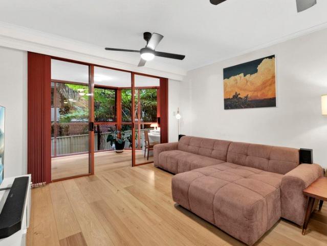 Ultra Convenient Ground Floor Apartment with Sunroom & Balcony
