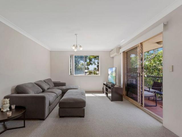 Ultra Convenient Light and Breezy Apartment