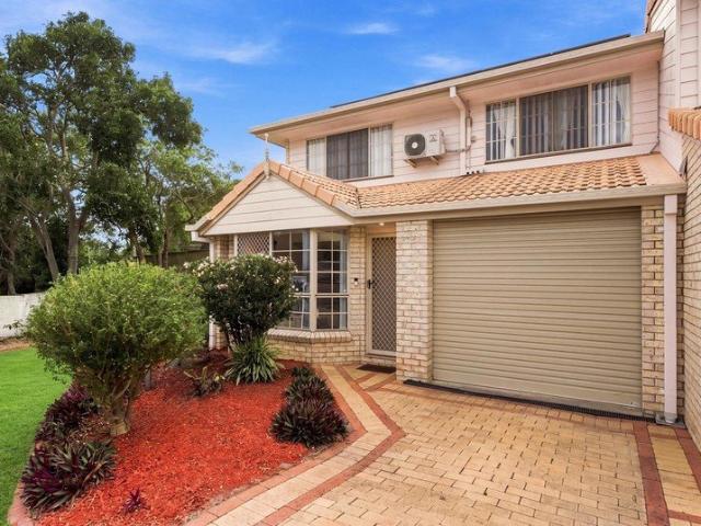 Owner accupied! Ultra Convenient Living with End Position Privacy