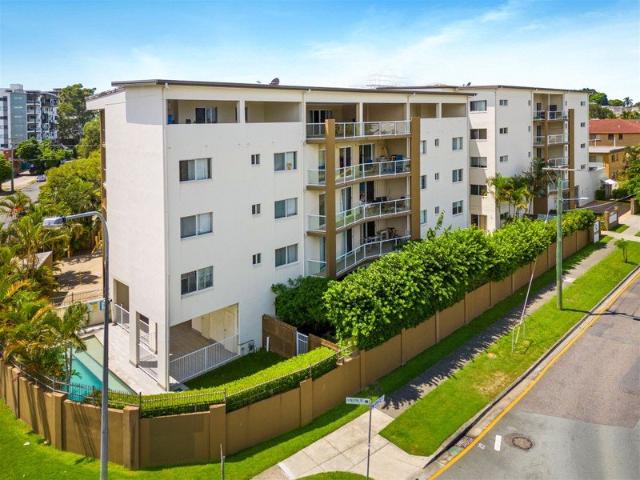 Ultra convenient Living, with Pool and Lift Access