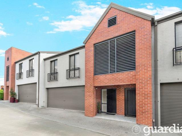 Ultra Convenient townhouse in the heart of Galston Village