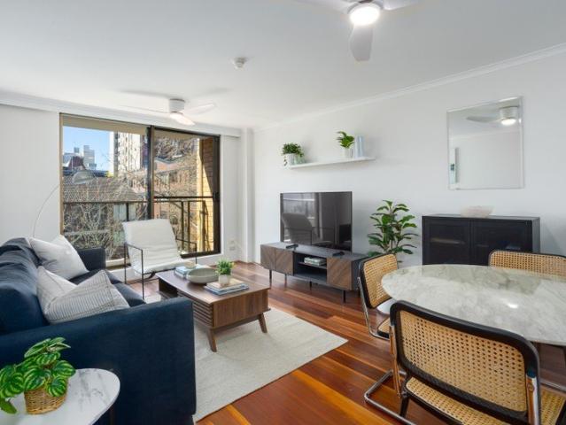 Ultra Convenient 1 Bedroom Apartment In Respected 'Springfield Tower'