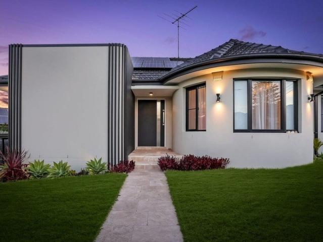 Ultra Luxurious Four Bedroom Home 750m from Maroubra Beach!