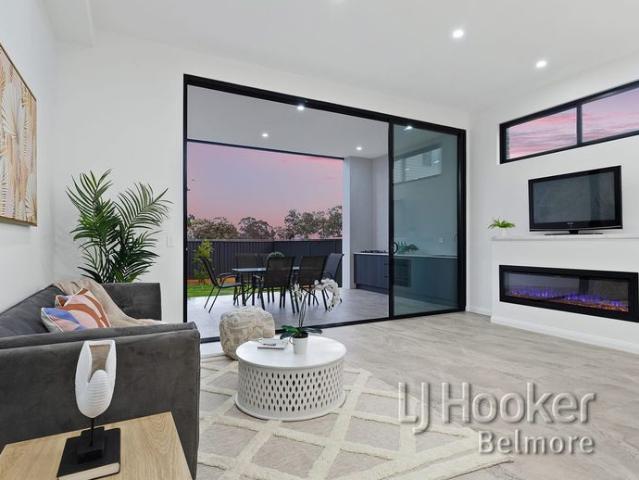 Ultra Luxurious Five Bedroom Duplex in the Heart of Greenacre!