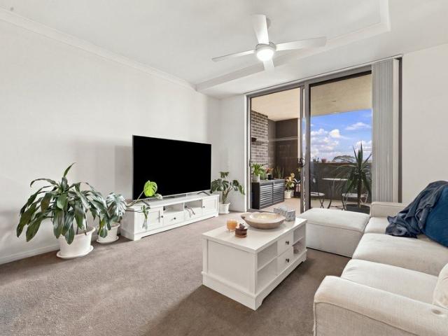 Ultra Modern 3 Bedroom Apartment Above Broadway Plaza