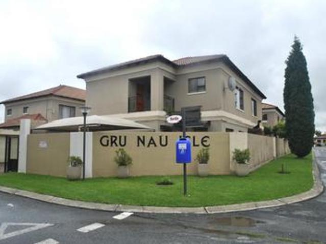 ultra modern 3 bedroom town house si.