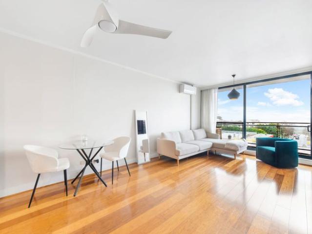 Ultra Modern 1 Bedroom Apartment + Study