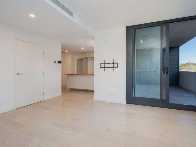 Ultra Modern 2 Bedroom Apartment in Prestigious Skye Residences