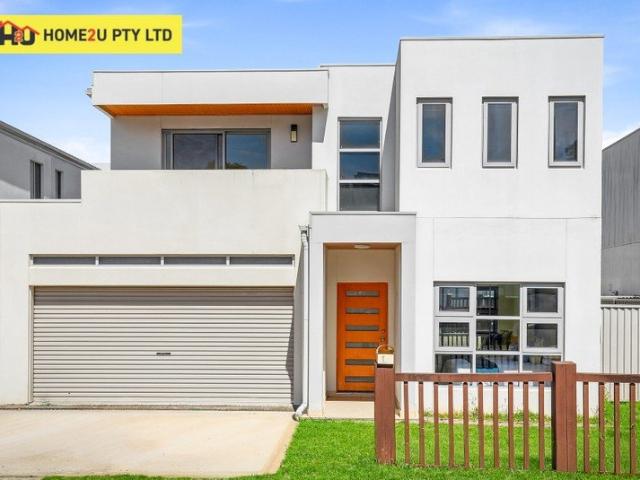 Ultra Modern 5 Bedroom Family Home | 2 Bathrooms & 2 Garages