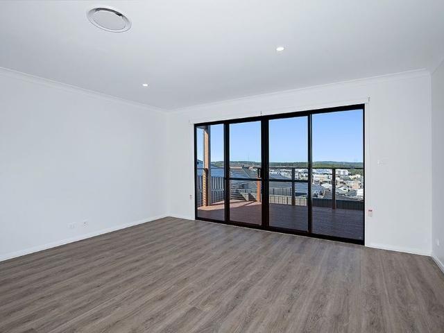 ULTRA MODERN AND STYLISH FAMILY HOME!