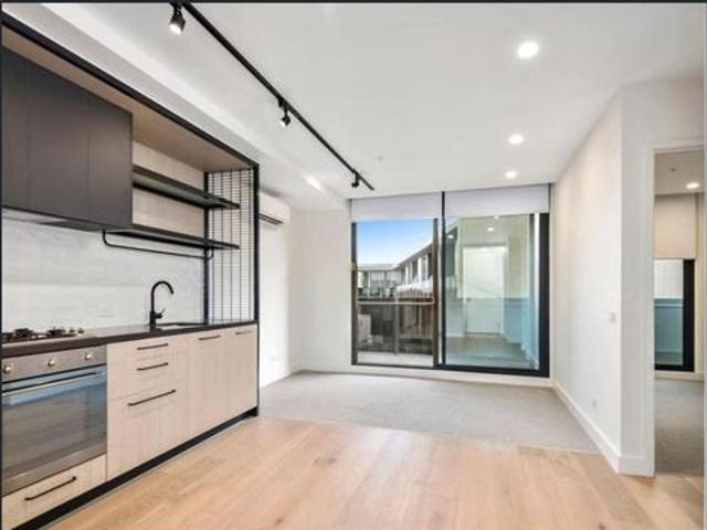 Ultra Modern Apartment Living with Panoramic Skyline Views!