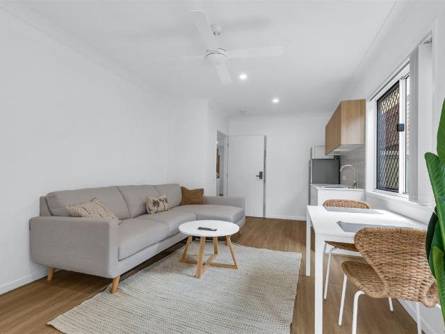 ULTRA MODERN, FURNISHED FERNY GROVE GROUND FLOOR STUDIO UNIT MAGIC LOCATION