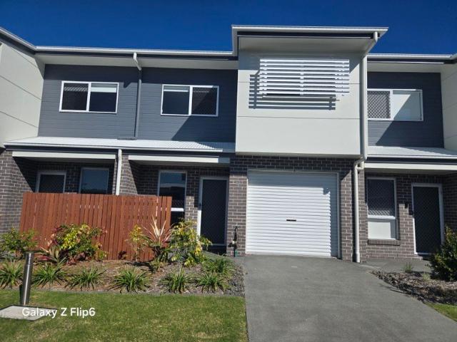 ULTRA MODERN LUXURY 3 BEDROOM TOWNHOUSE with DUCTED AIR CON situated in the Mansfield High School catchment