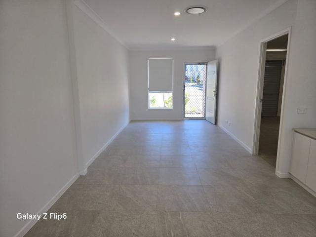 ULTRA MODERN LUXURY 3 BEDROOM TOWNHOUSE with DUCTED AIR CON situated in the Mansfield High School catchment