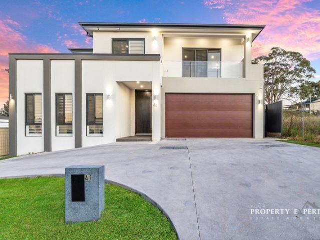 Ultra Modern Spacious Home In Prime Location !