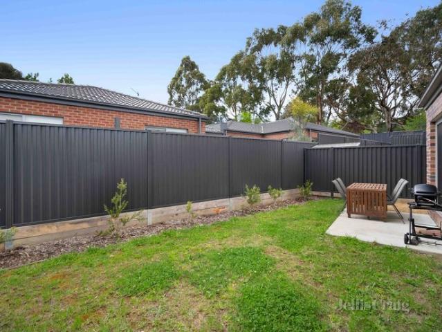 Ultra Modern Townhouse – Quiet and Convenient Location!