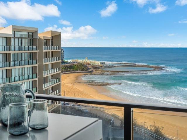 Ultra spacious ocean front apartment with 4 parking spaces