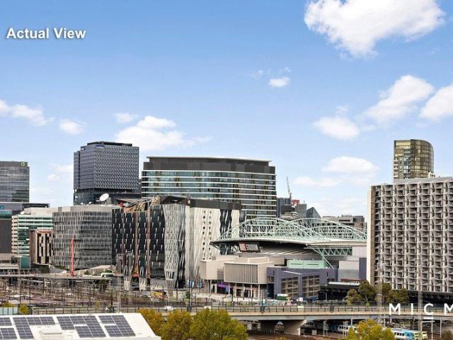 Ultra Stylish Entertainer in a Spectacular City Edge Setting