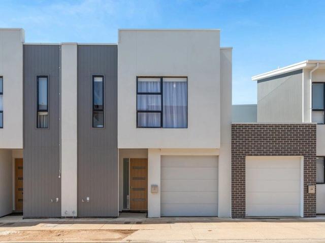 ULTRA STYLISH 2 BEDROOM TOWNHOUSE