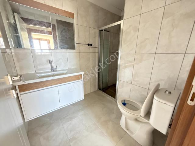 Ulubey'de, 3+1, Çok Katlı Site Binasında, Ana Cadde Üstü Kiralık