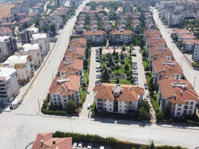 Ulucan'dan İnegöl Alanyurt'da Karanfil Sitesinde Satılık 4+1