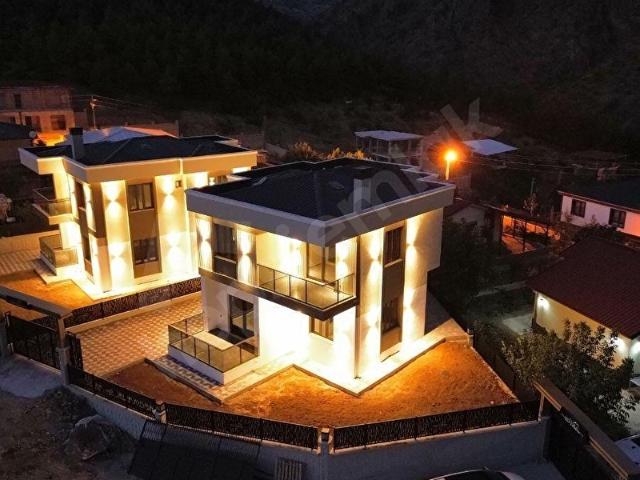 ULUKIŞLA ÇİFTEHAN'A 3 KM ZİRVE KONUMDA KAÇMAZ SIFIR VİLLA