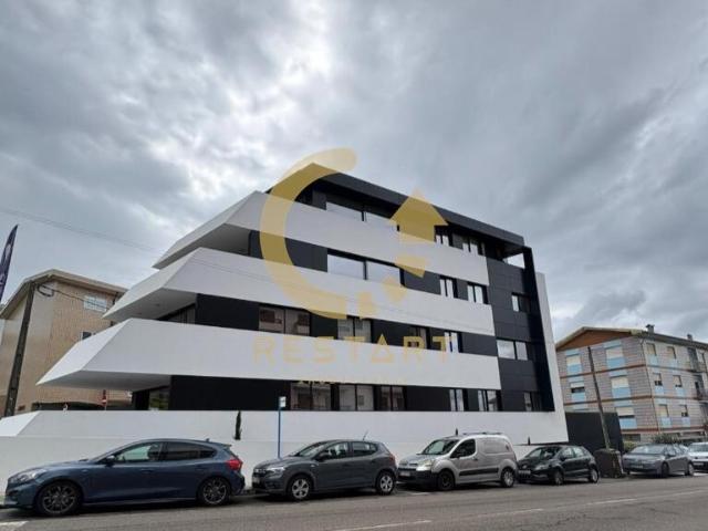 T2 premium com varanda e acabamentos de exceção