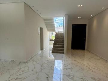 Um terreno de 300 m2 com uma construção de 190 m2, essa casa possui três suítes espaçosas e confortá