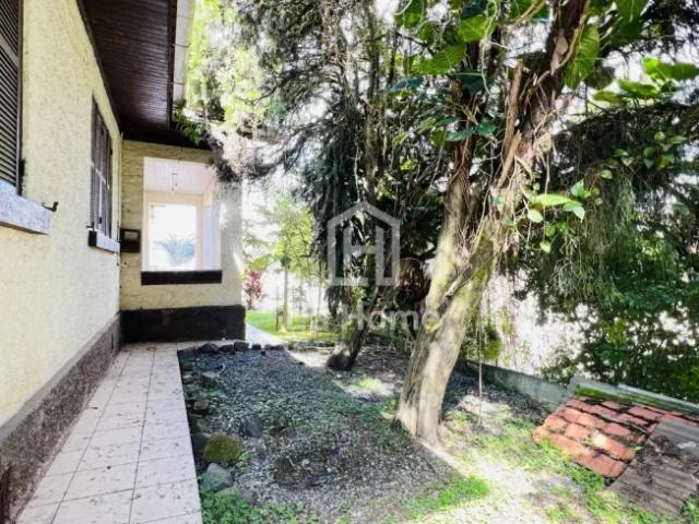 Um ótimo terreno no bairro Victor Konder! Com casa antiga para reformar