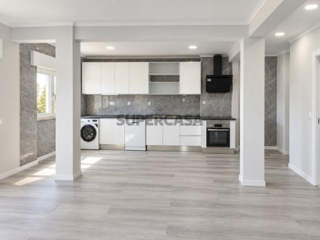 Um apartamento T2 remodelado em Setúbal!