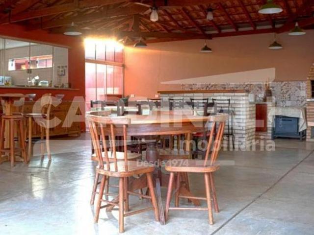 Um charmoso sobrado estilo farmhouse para sua moradia ou investimento