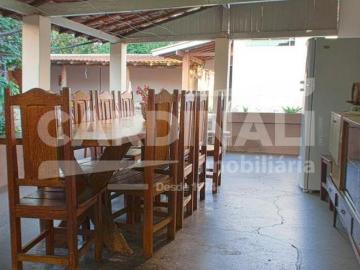 Um charmoso sobrado estilo farmhouse para sua moradia ou investimento
