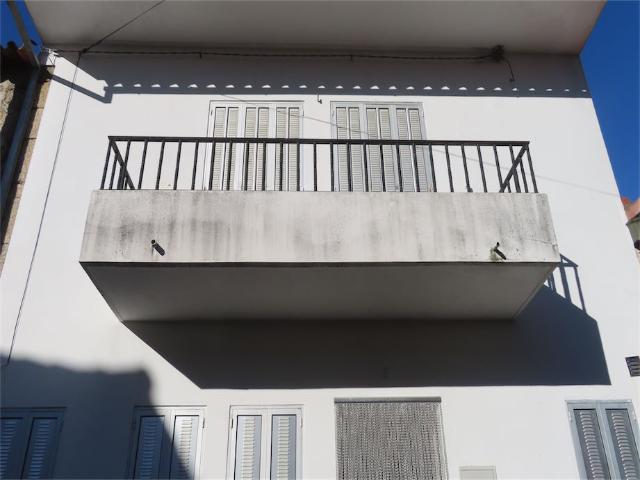 Um conjunto de três propriedades, com duas casas adjacentes, uma das quais está em condição habitável e a outra precisa de intervenção para ser reformada, e um terreno separado aproximadamente 1 km de distância com área de 1.520 m². As propriedades estão localizadas em uma vila com lojas e serviços, a apenas 8 km da cidade de Penamacor