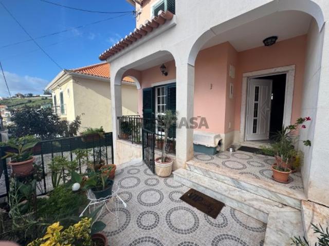 Um Exclusivo Predipereira! Moradia T4+1, situada no Bairro Casal dos Apréstimos, Ramada