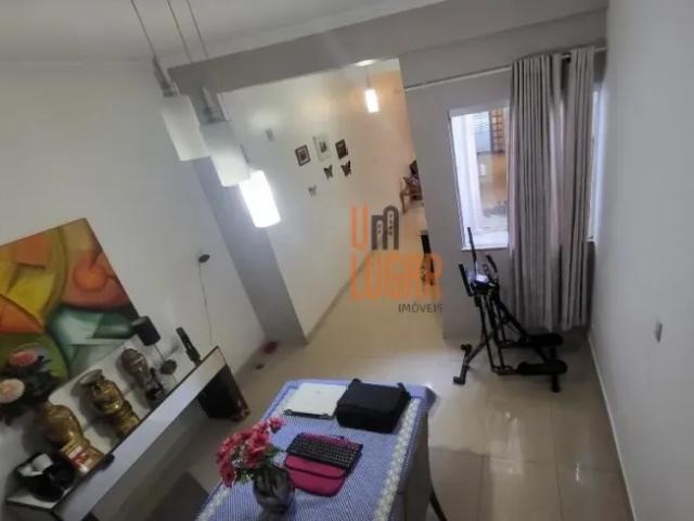 Um Lugar Imóveis vende: Casa com 2 quartos, ampla, segura e com espaço para trabalho em localização