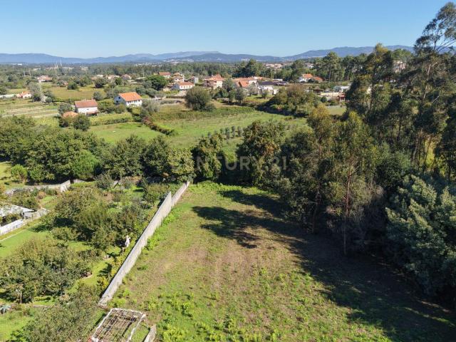 Um lugar onde a tranquilidade ganha espaço, terreno para venda em Forjães