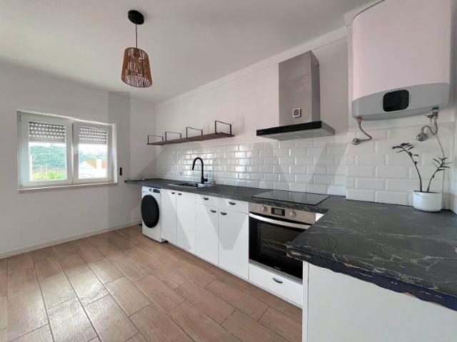 Um Refúgio na Foz do Arelho: Apartamento T2 Remodelado para Arrendamento