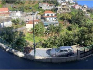 Um Refúgio Natural a Poucos Minutos do Funchal: Terreno Ideal para o Seu Projeto